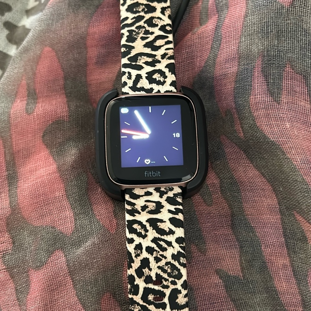 Fitbit Versa Special Edition - rose gold, comes with usb charger.